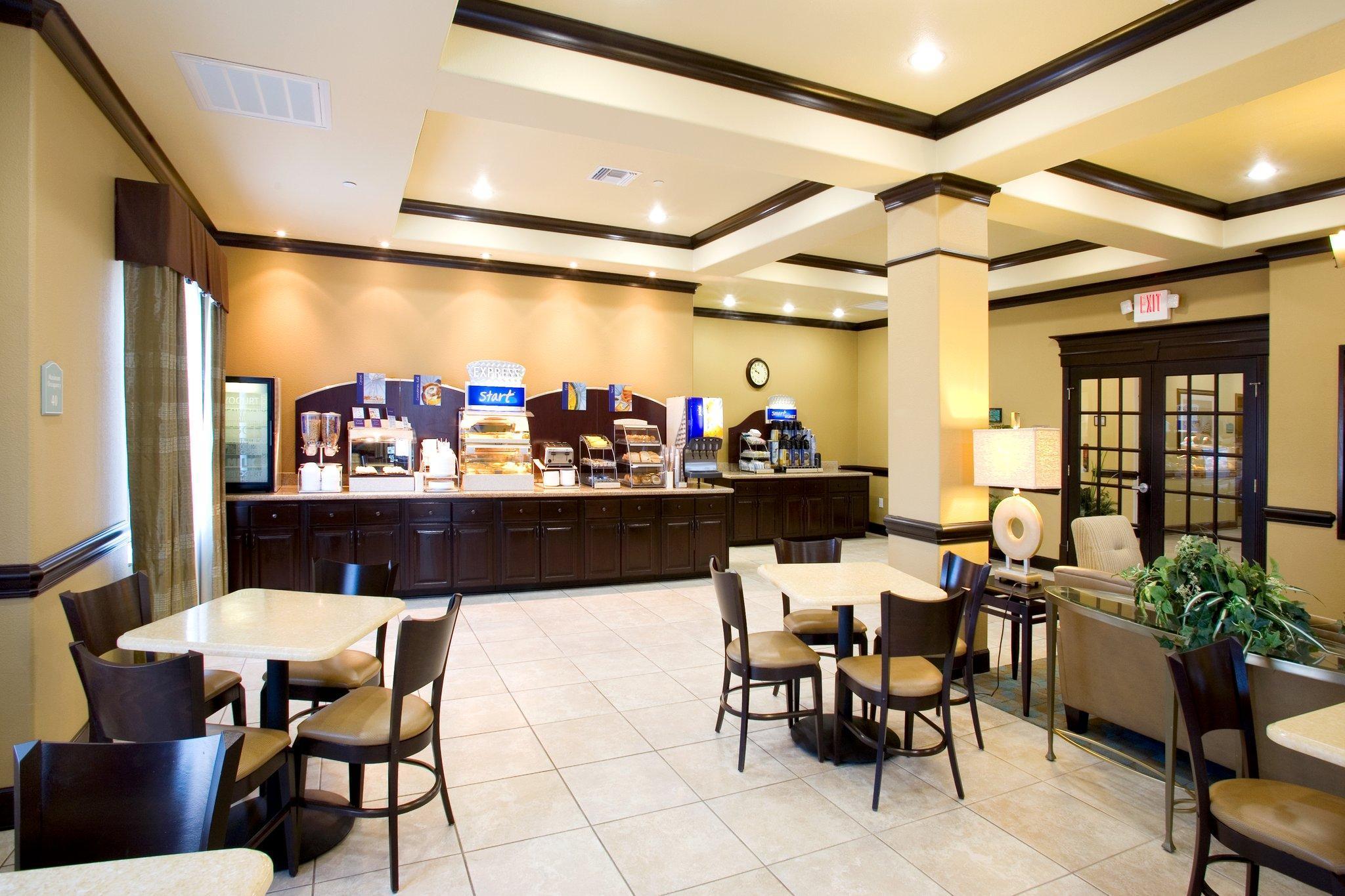 Holiday Inn Express & Suites Victoria, An Ihg Hotel Экстерьер фото