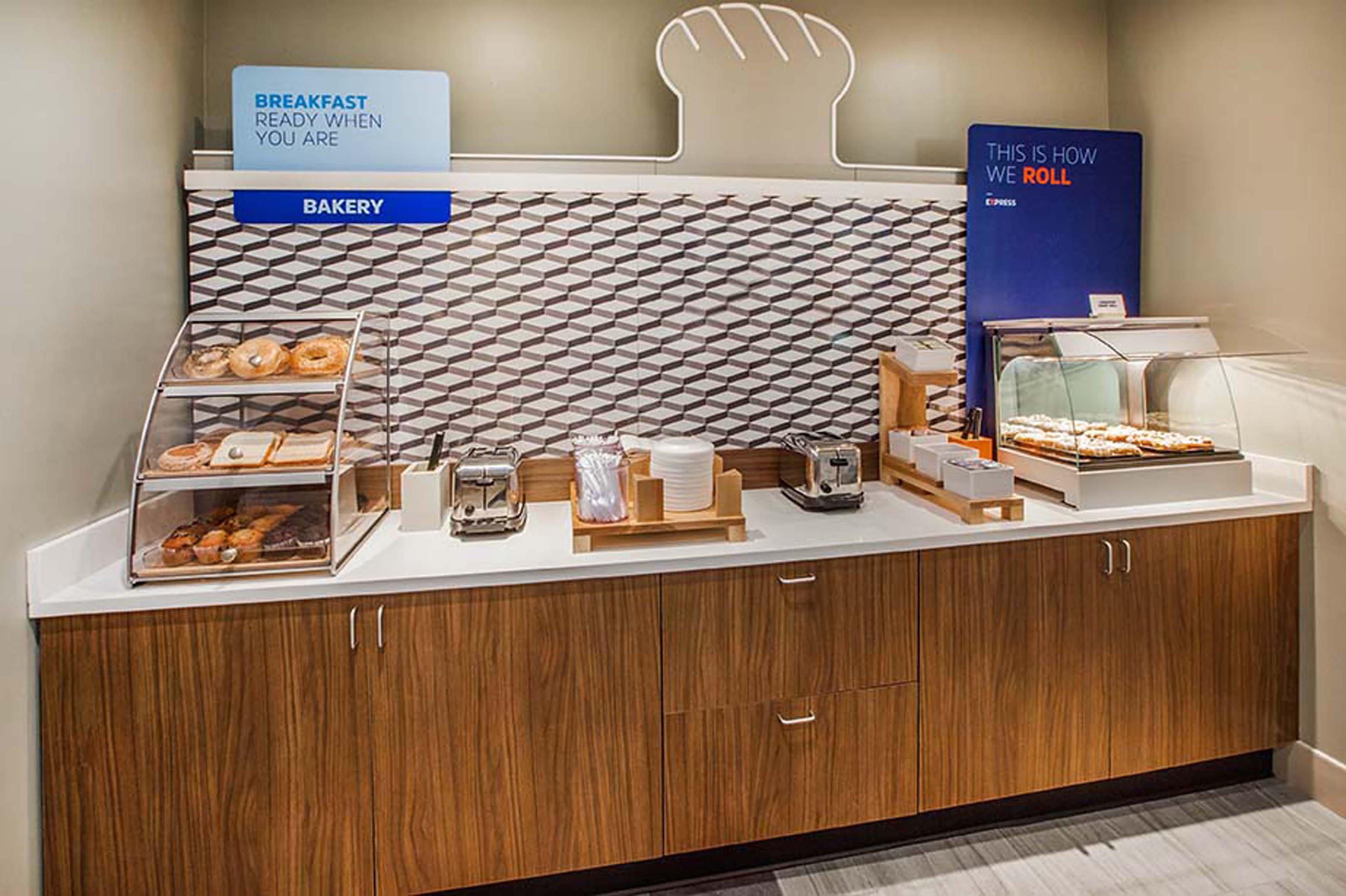 Holiday Inn Express & Suites Victoria, An Ihg Hotel Экстерьер фото