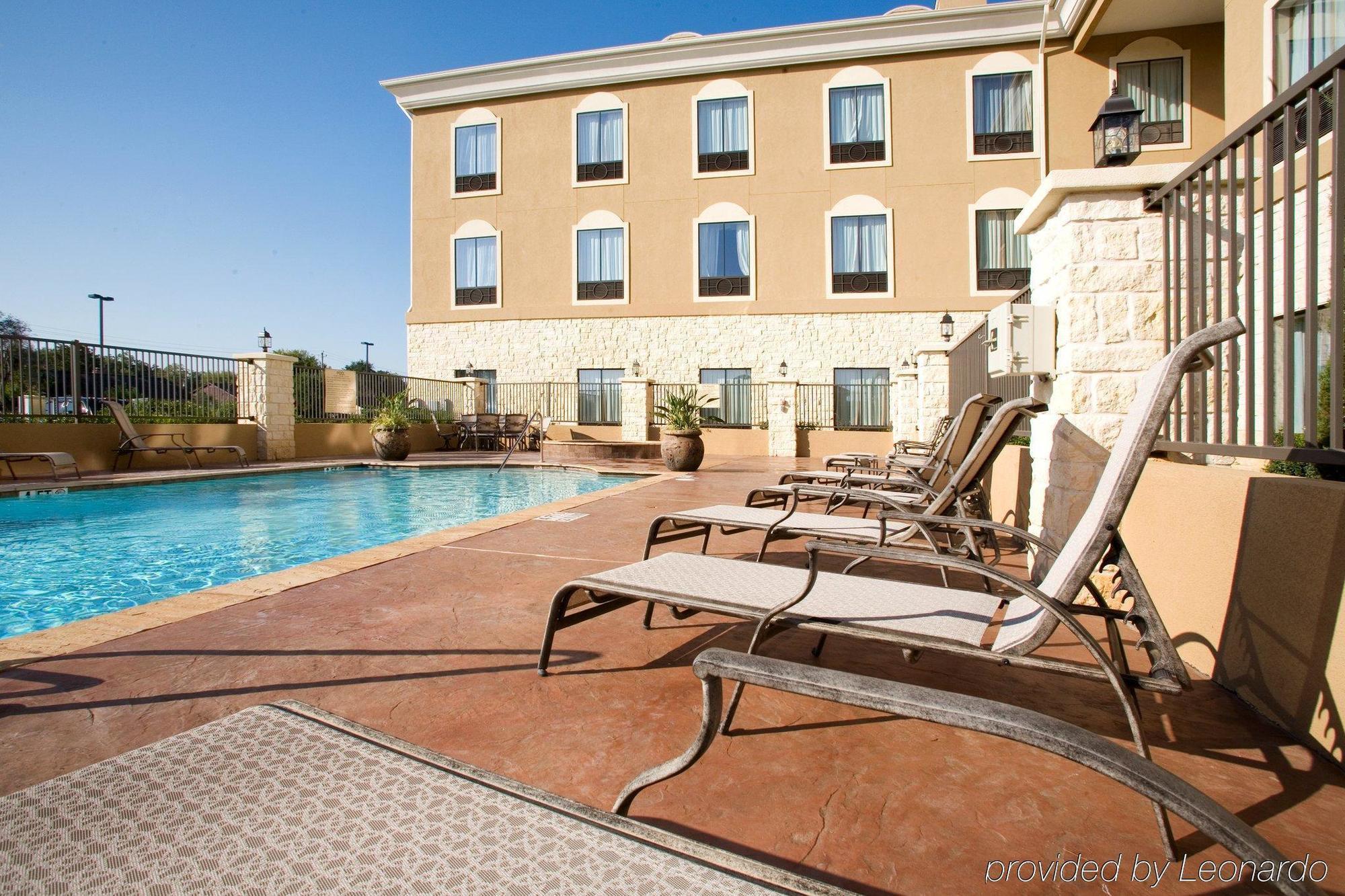 Holiday Inn Express & Suites Victoria, An Ihg Hotel Экстерьер фото