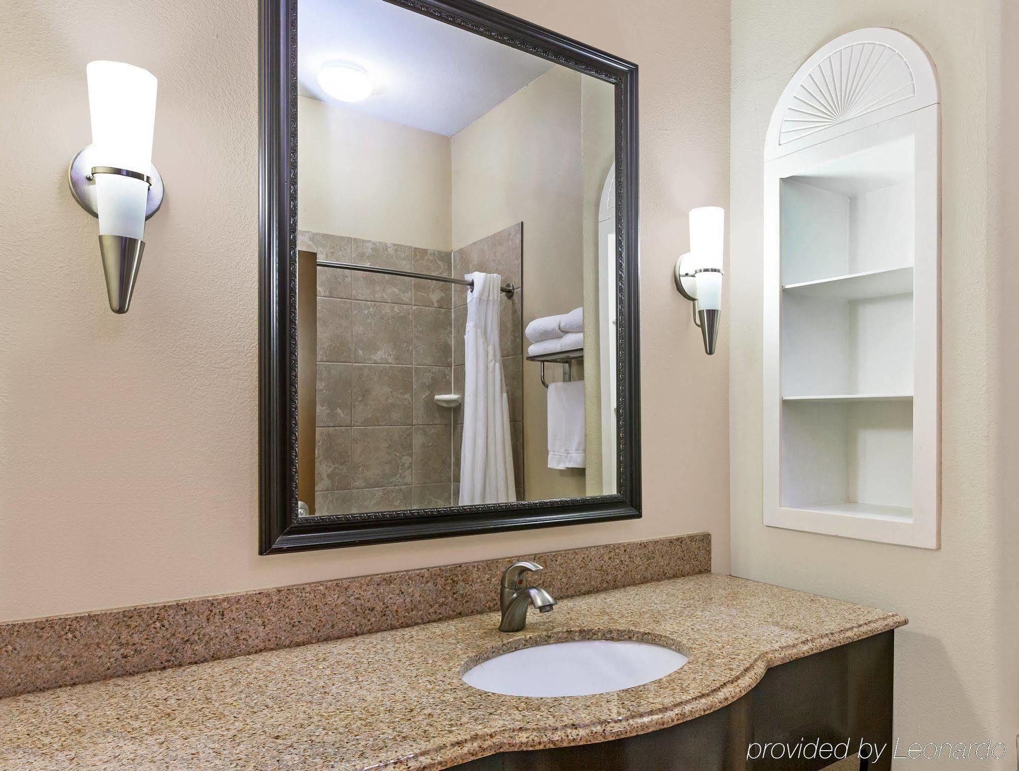 Holiday Inn Express & Suites Victoria, An Ihg Hotel Экстерьер фото