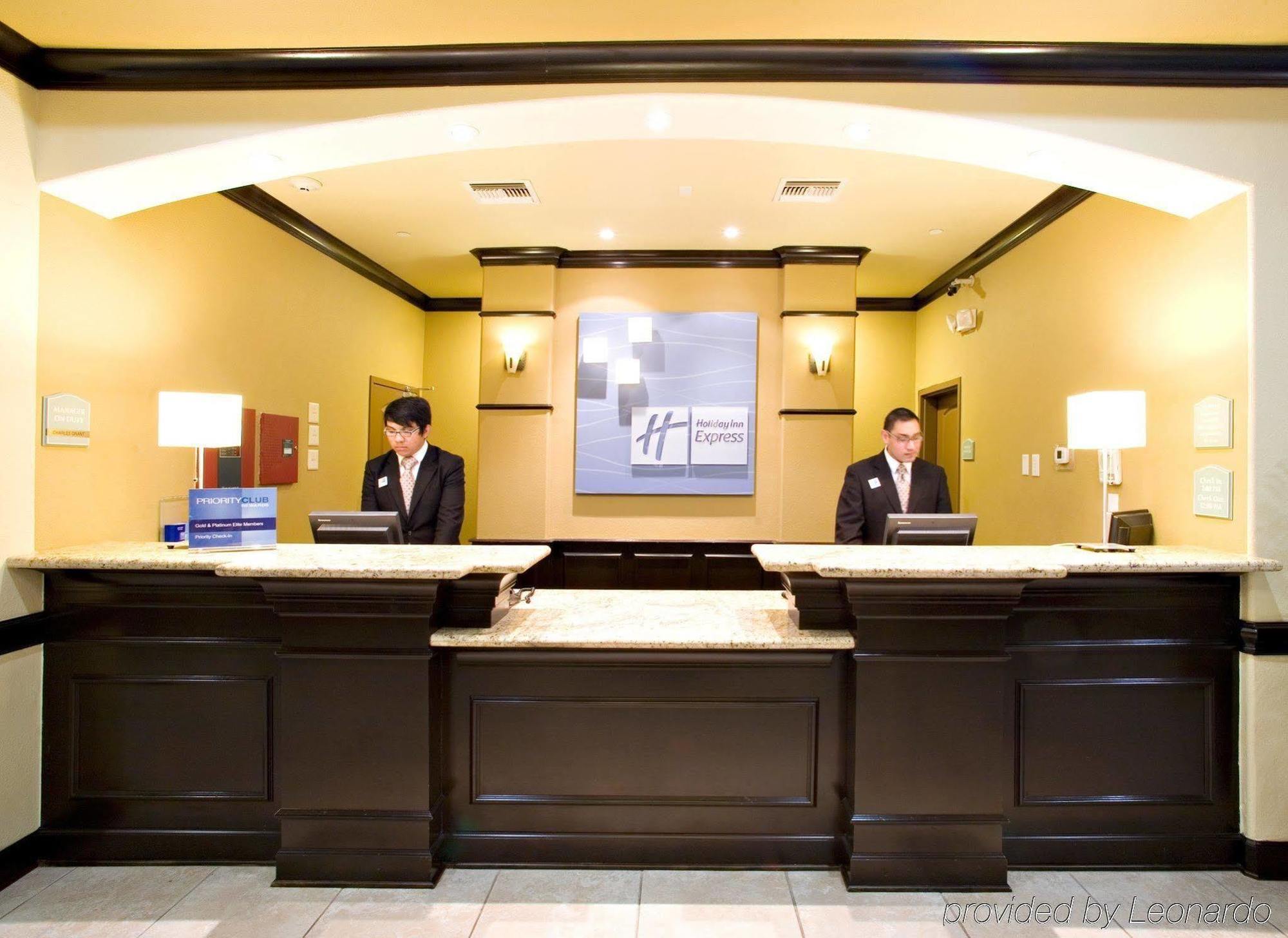 Holiday Inn Express & Suites Victoria, An Ihg Hotel Интерьер фото