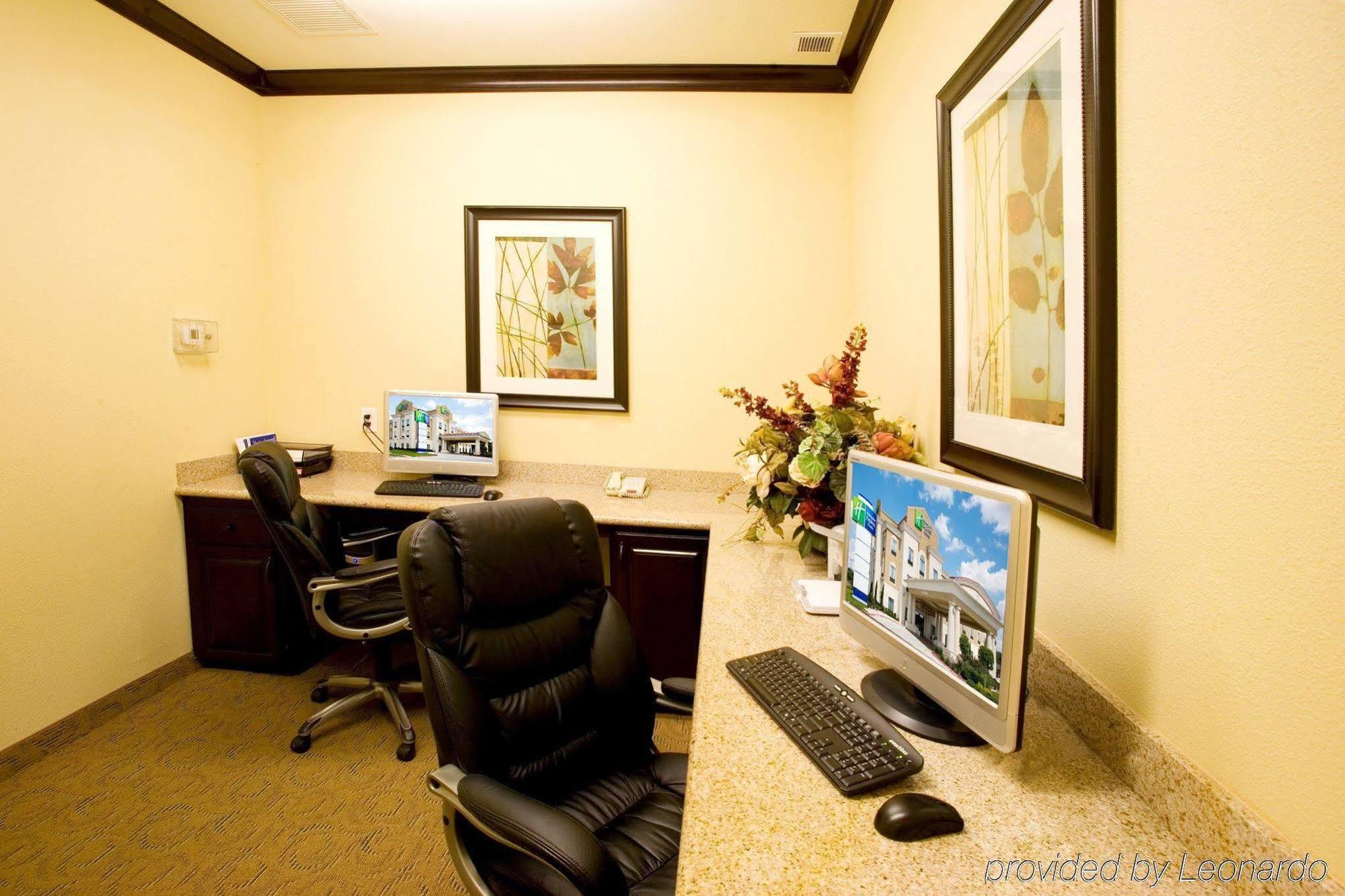 Holiday Inn Express & Suites Victoria, An Ihg Hotel Экстерьер фото